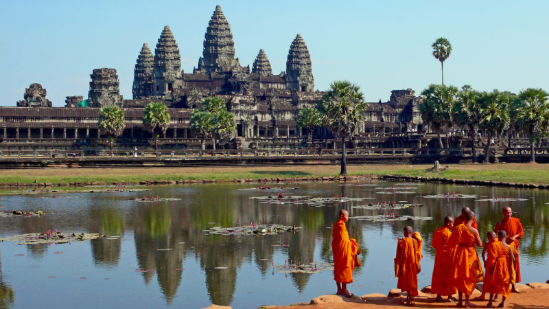 buddhist_monks_in_front_of_the_angkor_wat