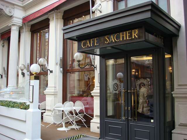 cafe-sacher-eingang